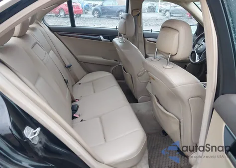 2012 Mercedes-Benz C 250 Luxury/Sport z USA, uszkodzony, nr VIN WDDGF4HB2CR223687